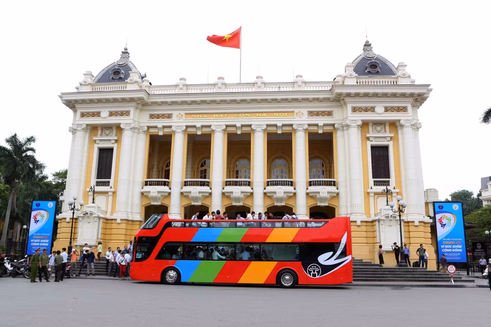 Hanoi pondrá en servicio autobuses de dos pisos. Foto: El autobús City Tour en la primera parada en el Gran Teatro de Hanoi. (VNA)