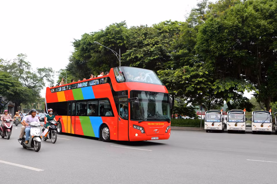 Hanoi pondrá en servicio autobuses de dos pisos. Foto: El autobús City Tour recorre por el Lago de Hoan Kiem. (VNA)