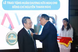 El embajador cubano Rogelio Polanco Fuentes entrega la Orden de la Amistad a Nguyen Thanh Nghi, miembro del Comité Central del Partido Comunista de Vietnam y jefe de su Comisión de Políticas y Estrategias. (Foto: VNA)