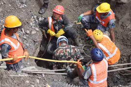 Los rescatistas salvan a los trabajadores atrapados en el túnel hidroeléctrico Trishul 3A después de inundaciones repentinas en el distrito de Rasuwa, Nepal, el 4 de septiembre de 2026. (Foto: Xinhua/VNA)