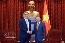 El secretario general del Partido Comunista de Vietnam y presidente del país, To Lam (derecha), recibe al embajador de Francia en Hanoi, Olivier Brochet. (Foto: VNA)