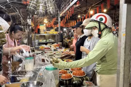 Los consumidores compran alimentos para el Festival Vu Lan. (Foto: VNA)