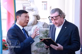 El vicepresidente del Comité Popular de Hanoi, Do Anh Tuan (izquierda), obsequia un regalo al vicealcalde de Praga, Petr Hlavacek. (Foto: VNA)