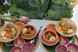 Los fideos Quang se han convertido en uno de los platos emblemáticos de la cocina vietnamita —y específicamente de la región central de Vietnam—, contribuyendo a promover la marca turística de la ciudad de Da Nang en el mapa del turismo gastronómico nacional e internacional. (Foto: VNA)