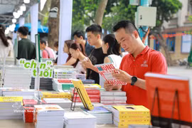 Representantes de la Asociación Editorial de Vietnam señalaron que, pese a las medidas adoptadas durante años, la impresión ilegal y la distribución de libros falsificados son cada vez más graves. (Foto: VNA)