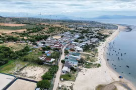 Vista de la aldea de Vinh Truong, comuna de Phuoc Dinh, distrito de Thuan Nam de Ninh Thuan, que se encuentra en el área donde se suspendió la construcción de la planta de energía nuclear Ninh Thuan 1 y se invirtió en obras de infraestructura esenciales. (Foto: VNA)