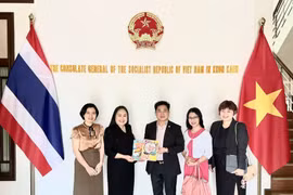 Dinh Hoang Linh (en el centro), cónsul general de Vietnam en Khon Kaen, entrega un obsequio conmemorativo a Orathai Piayura, decana de la Facultad de Humanidades y Ciencias Sociales de la Universidad de Khon Kaen. (Foto: VNA)