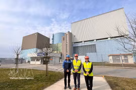 El embajador de Vietnam en Austria y Eslovenia, Vu Le Thai Hoang (centro), visita la central nuclear de Krško. (Foto: VNA)