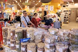 Los consumidores compran en el supermercado WinMart Thang Long en Hanoi. (Foto: VNA)