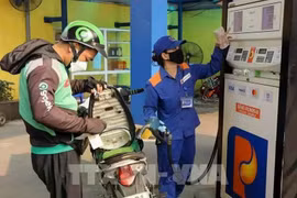 Los precios de los combustibles bajan a partir de las 15:00 horas del 1 de febrero (Foto: VNA)