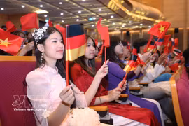 Jóvenes coterráneos residentes en el extranjero asisten a la ceremonia de inauguración del Campamento de Verano de Vietnam 2026. (Foto: VNA)