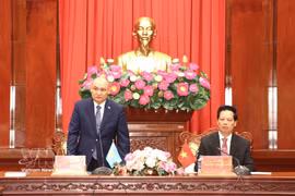El embajador de Kazajistán en Vietnam, Kanat Tumysh, enfatiza las áreas clave en las que los inversionistas kazajos buscan apoyo para facilitar la implementación del proyecto. (Foto: VNA)