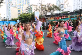 El ambiente vibrante del desfile de carnaval en la calle Tran Phu, en la ciudad de Nha Trang, provincia vietnamita de Khanh Hoa. (Foto: VNA)