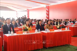 La viceprimera ministra Pham Thi Thanh Tra (primera fila, a la derecha) y otros funcionarios asisten a la ceremonia de colocación de la primera piedra de la segunda fase del proyecto del Parque Industrial Que Vo II el 19 de diciembre. (Foto: VNA)