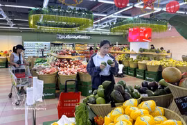 En el supermercado Winmart Thao Dien de Ciudad Ho Chi Minh se exhiben frutas típicas de diversas regiones. (Foto: VNA)