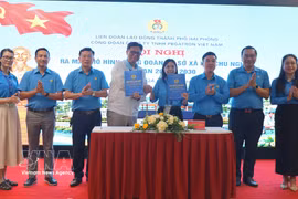 Un directivo de Pegatron Vietnam Co., Ltd. firma un acuerdo con el sindicato de la empresa. (Foto: VNA)