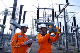 Trabajadores de la compañía eléctrica Can Giuoc (PC Tay Ninh) inspeccionan el sistema eléctrico en un subestación. (Foto: VNA)