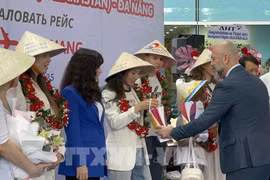 El comité organizador entrega flores y regalos a los turistas (Foto: VNA)