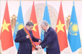 El presidente kazajo, Kassym-Jomart Tokayev (derecha), entrega la Orden de Dostyk de Primera Clase al secretario general del Partido Comunista de Vietnam, To Lam. (Foto: VNA)