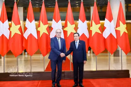 El presidente de la Asamblea Nacional de Vietnam, Tran Thanh Man (derecha), se reúne con el presidente de Suiza, Guy Parmelin. (Foto: VNA)