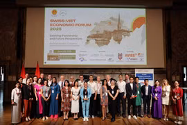 La secretaria general del SVEF, Rachel Nguyen Isenschmid (vestida de rosa), en un evento de la entidad (Foto: VNA)
