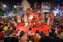 Los fragmentos de Tuong (drama clásico), Cheo (ópera tradicional vietnamita), Xam (canto de artistas callejeros invidentes) y Chau Van (canto ritual), interpretados en el Espacio de Artes Tradicionales del Casco Antiguo de Hanoi, despiertan un gran interés entre los residentes locales y los turistas. (Foto: VNA)