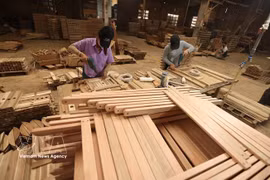 Producción de muebles de exterior para la exportación al mercado europeo en la fábrica de Hong Ngoc, en el Parque Industrial Phu Tai, barrio Quy Nhon Bac, provincia de Gia Lai. (Foto: VNA)