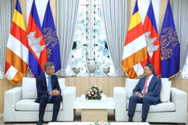 El embajador de Vietnam en Phnom Penh, Nguyen Minh Vu (izquierda), se reúne con el viceprimer ministro y primer vicepresidente del Consejo de Desarrollo de Camboya, Sun Chanthol (Foto: VNA)