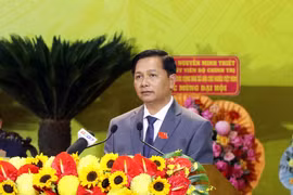 El secretario del Comité del Partido en Vinh Long para el mandato 2025-2030, Tran Van Lau, interviene en la cita (Foto: VNA)