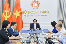 El ministro de Relaciones Exteriores de Vietnam, Le Hoai Trung, sostiene una conversación telefónica con su homólogo mexicano, Roberto Velasco Álvarez. (Foto: Cancillería de Vietnam)