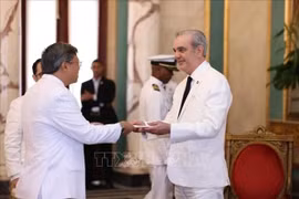 El embajador vietnamita Le Quang Long entrega las cartas credenciales al presidente de República Dominicana, Luis Rodolfo Abinader Corona. (Foto: VNA)