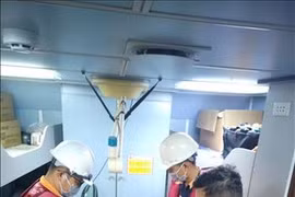 El marinero surcoreano con apendicitis aguda es trasladado a la ciudad de Nha Trang por un barco de rescate vietnamita. (Fuente: VNA)