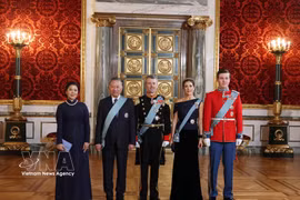 El secretario general del Partido Comunista y presidente de Vietnam, To Lam, y su esposa, Ngo Phuong Ly, posan para una foto con el rey Federico X, la reina María y el príncipe heredero Christian de Dinamarca. (Foto: VNA)