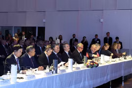 El secretario general del Comité Central del Partido Comunista de Vietnam y presidente de la República, To Lam, y el rey de Dinamarca, Federico X, asisten al foro empresarial entre ambos países. (Foto: VNA)