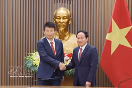 El viceprimer ministro de Vietnam, Le Tien Chau (derecha), recibe a Hongbin Cai, decano de la Escuela de Negocios de la HKU. (Foto: VNA) 