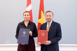 El secretario general del Partido Comunista y presidente de Vietnam, To Lam (derecha), y la primera ministra de Dinamarca, Mette Frederiksen, muestran la Declaración Conjunta sobre el establecimiento de la Asociación Estratégica Integral. (Foto: VNA)