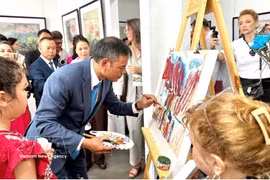 Una demostración de pintura en vivo realizada por el artista Ngo Duc Hoang. (Foto: VNA)