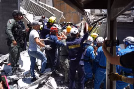 Equipos de rescate buscan víctimas entre los escombros de un edificio derrumbado por el terremoto en Manizales, Colombia, el 10 de agosto de 2026. (Foto: Xinhua/VNA)