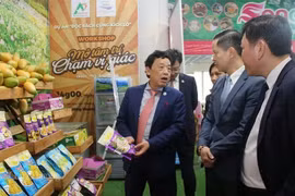 El director general de la FAO, Qu Dongyu, visita el Centro de Promoción Comercial para la Agricultura. (Foto: congthuong.vn)