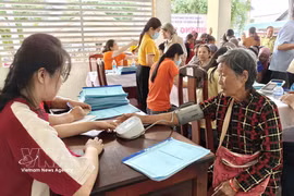 Chequeo médico para adultos mayores. (Foto: VNA)