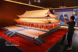 Un visitante contempla la maqueta reconstruida del Palacio Kinh Thien. (Foto: VNA)