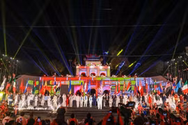 La ceremonia de apertura creó un espacio artístico que conecta la cultura vietnamita con amigos internacionales. (Foto: VNA)