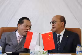 El ministro de Inversión y jefe de la Junta Coordinadora de Inversiones (BKPM), Rosan Roeslani (derecha), y el embajador de Indonesia en China, Djauhari Oratmangun (Foto: Antara)