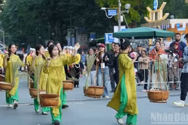 El Festival de Otoño de Hanoi promueve la belleza de Hanoi durante esta estación, con el objetivo de estimular el turismo en la capital. (Foto: nhandan.vn)