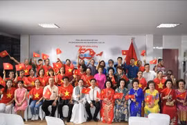 Vietnamitas residentes en el noreste de Tailandia asisten a la actividad conmemorativa por el 50.º aniversario de la reunificación nacional. (Foto: VNA)