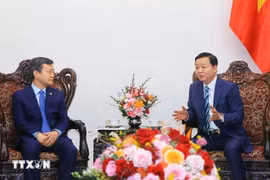 El viceprimer ministro Tran Hong Ha (derecha) recibe a Chen Sichang, director general de la CCECC (Foto: VNA)