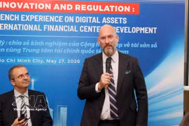 Richard McClellan, director ejecutivo del VIFC en Ciudad Ho Chi Minh, intervienen en la cita (Foto: VNA)