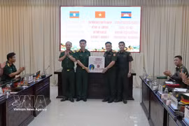 La División 10 entrega obsequios a la delegación de jóvenes oficiales de Laos y Camboya. (Foto: VNA)