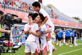 Jugadores vietnamitas celebran la victoria frente a Filipinas. (Foto: Vietcontent)