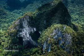 Las montañas de piedra caliza kárstica del Parque Nacional Phong Nha-Ke Bang, con grandes entradas de cuevas que se abren en medio del bosque primigenio, reflejan un proceso de formación geológica que abarca millones de años. (Foto: VNA)